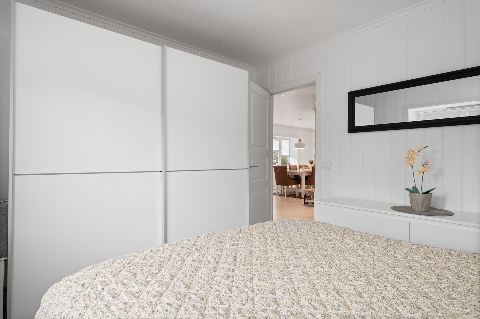 Rommet er utstyrt med en stor skyvedørsgarderobe for effektiv oppbevaring. Galleribilde