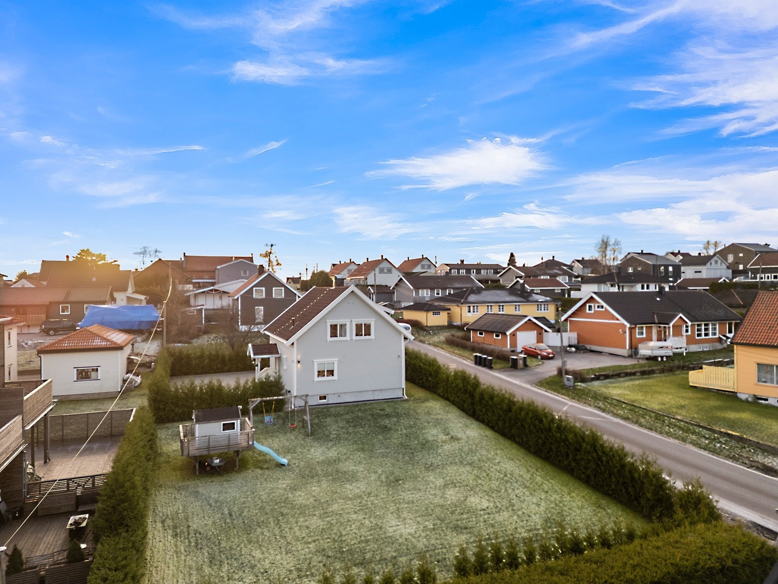 Beliggenhet i et etablert og barnevennlig boligområde på Borgenhaugen, med noen meters gange til nærmeste barnehage og nærbutikk Galleribilde