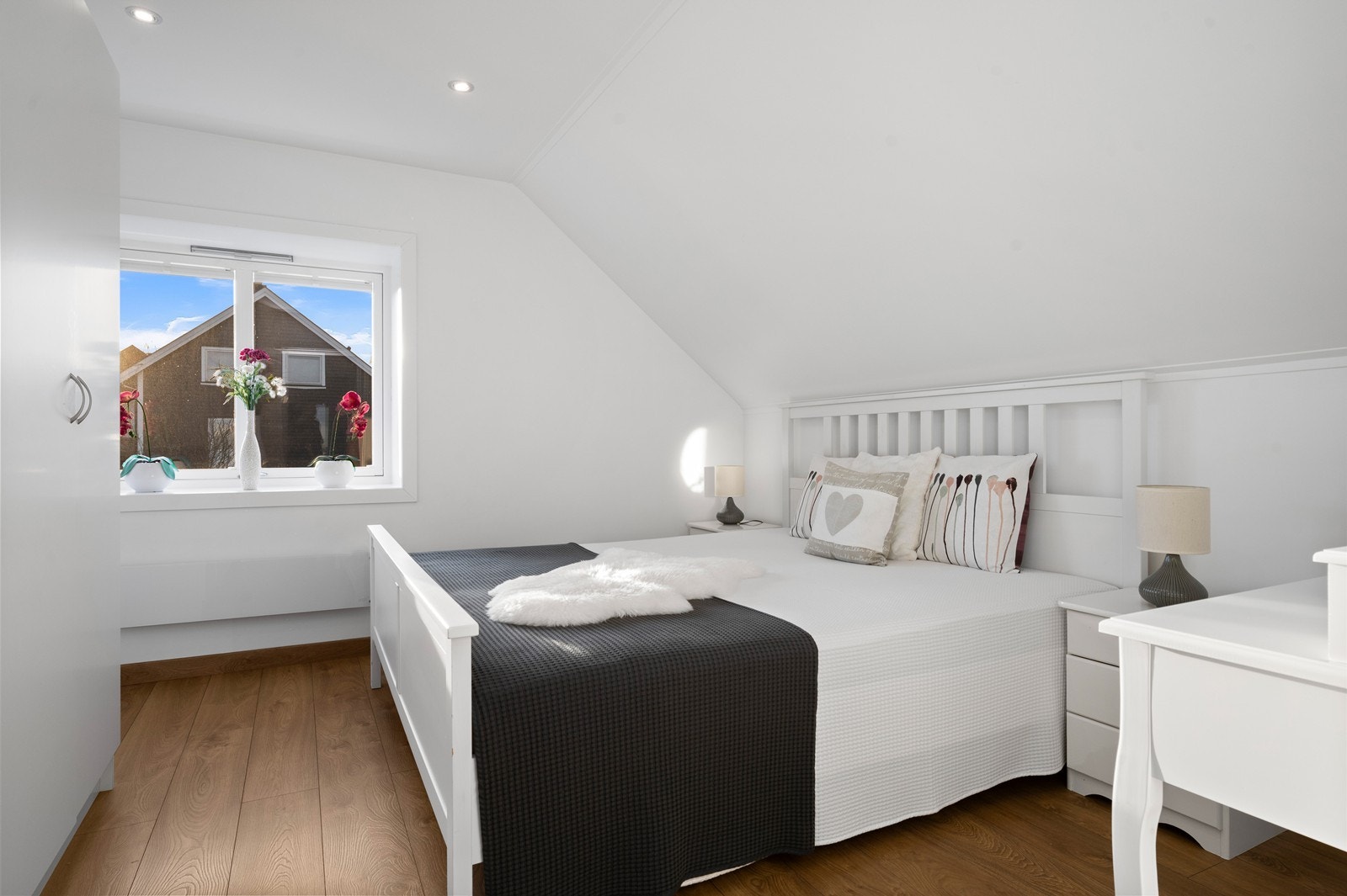 Det andre soverommet i etasjen er også romslig og lyst. Galleribilde