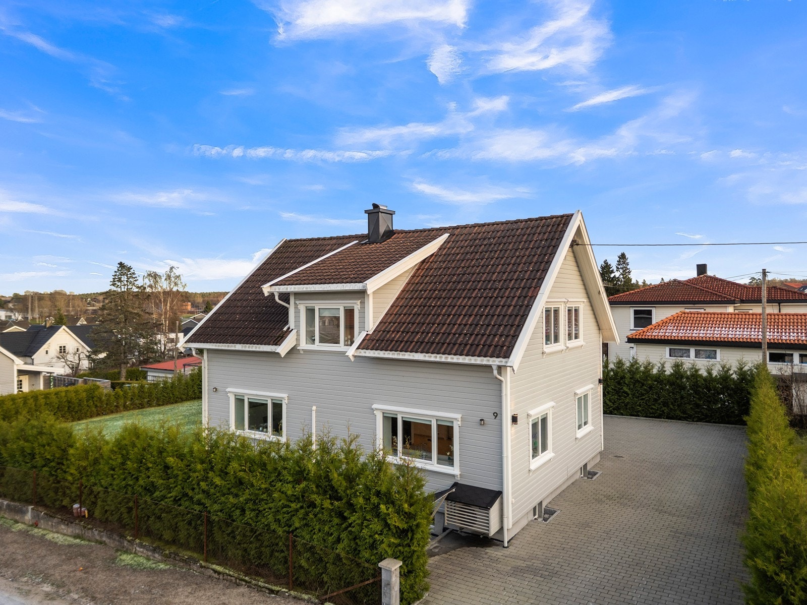 Dette er innholdsrik halvannen etasjes enebolig, med kjeller - som er oppgradert i senere tid. Galleribilde