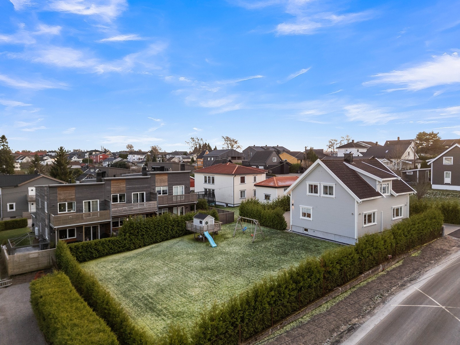Tomten er pent opparbeidet og avgrenset med hekk mot naboer og vei. Galleribilde