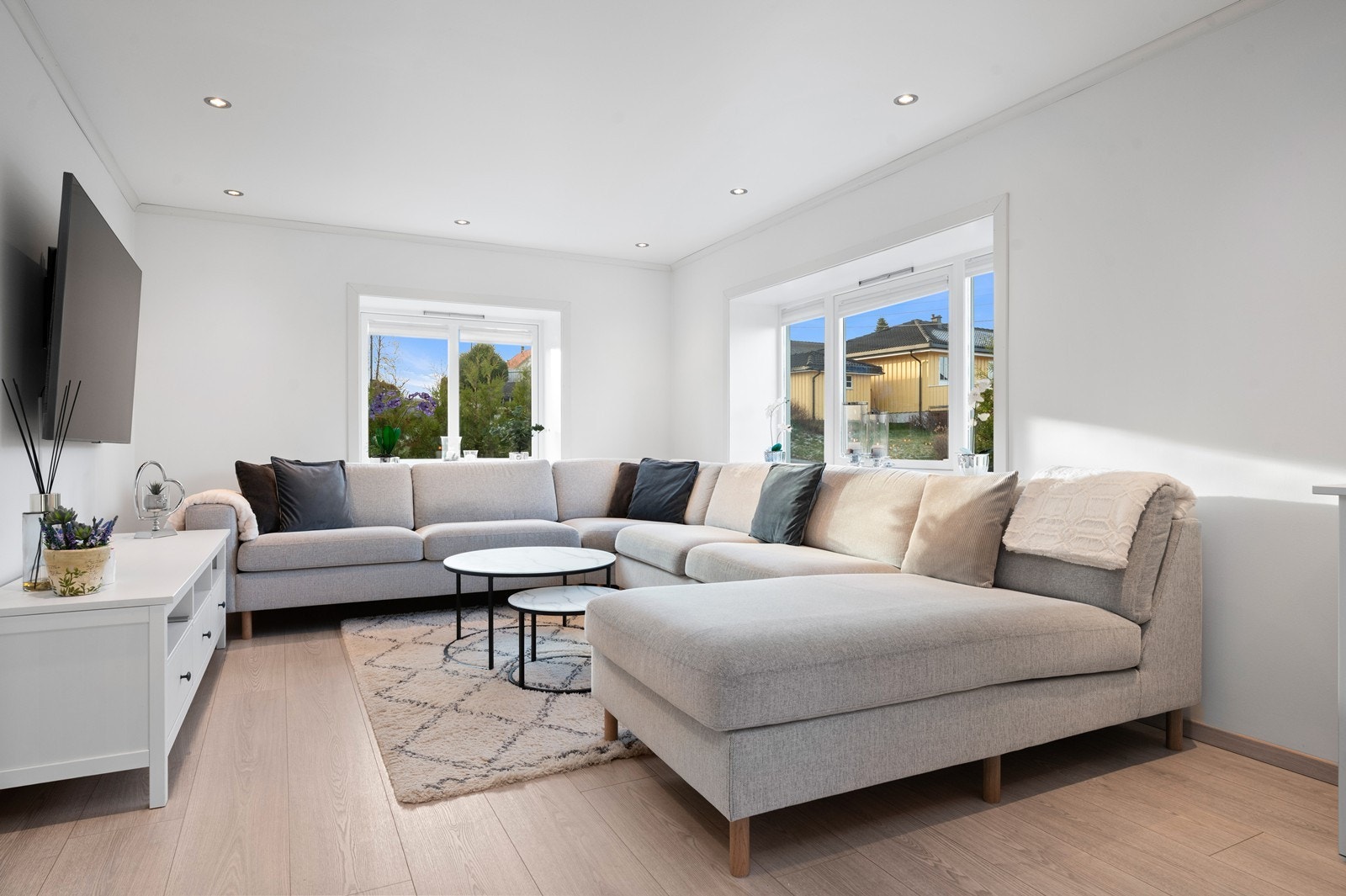 Stuen har god plass til en stor sofagruppe og er et naturlig samlingspunkt. Spotter i taket gir god lyssetting. Galleribilde