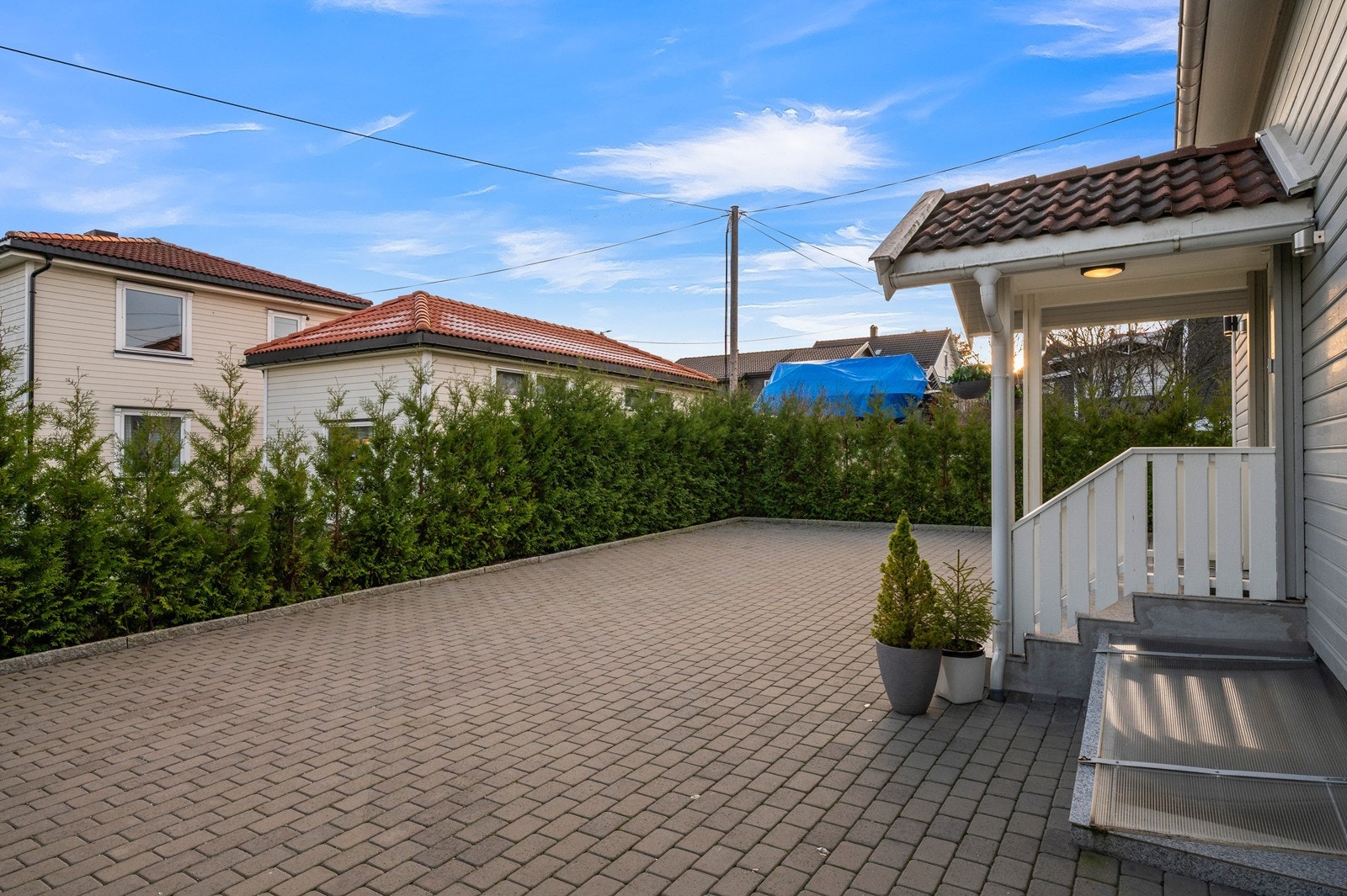 Overbygget inngangsparti og enkel adkomst til kjelleretasjen. Galleribilde