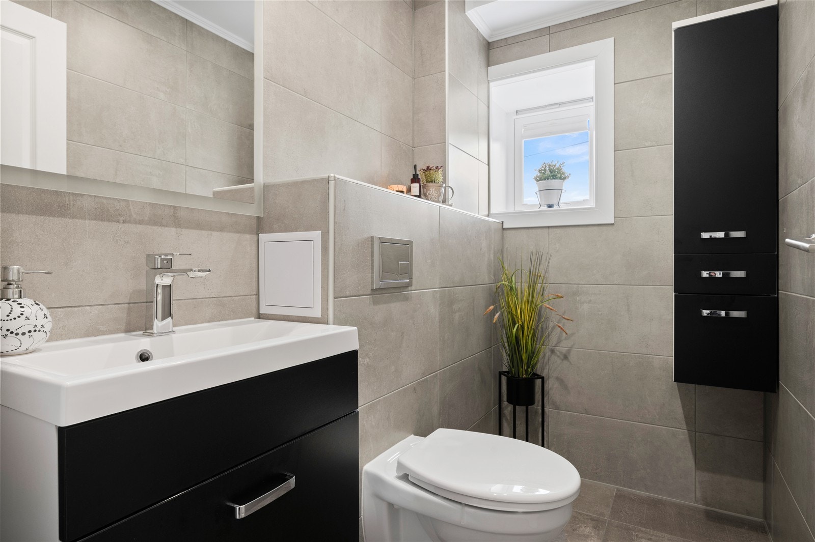 Baderomsinnredning med servant og god oppbevaringsplass i skuffer og høyskap. Galleribilde