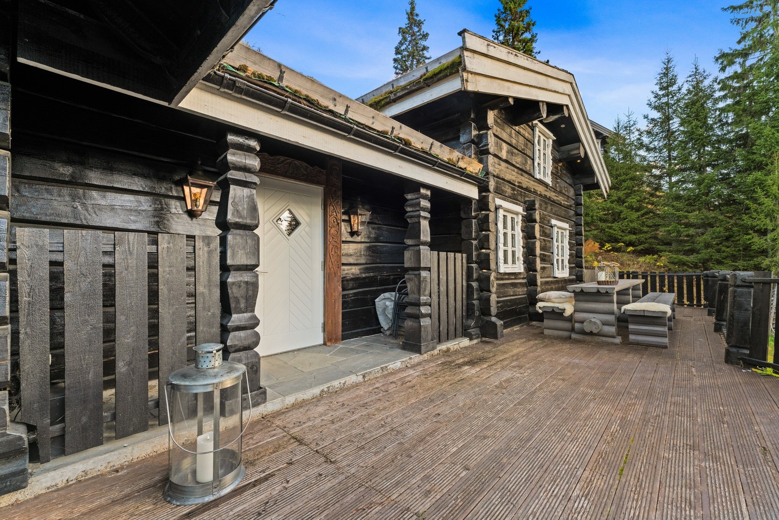 Flott og delvis overbygget terrasse med god plass til utemøbler. Galleribilde