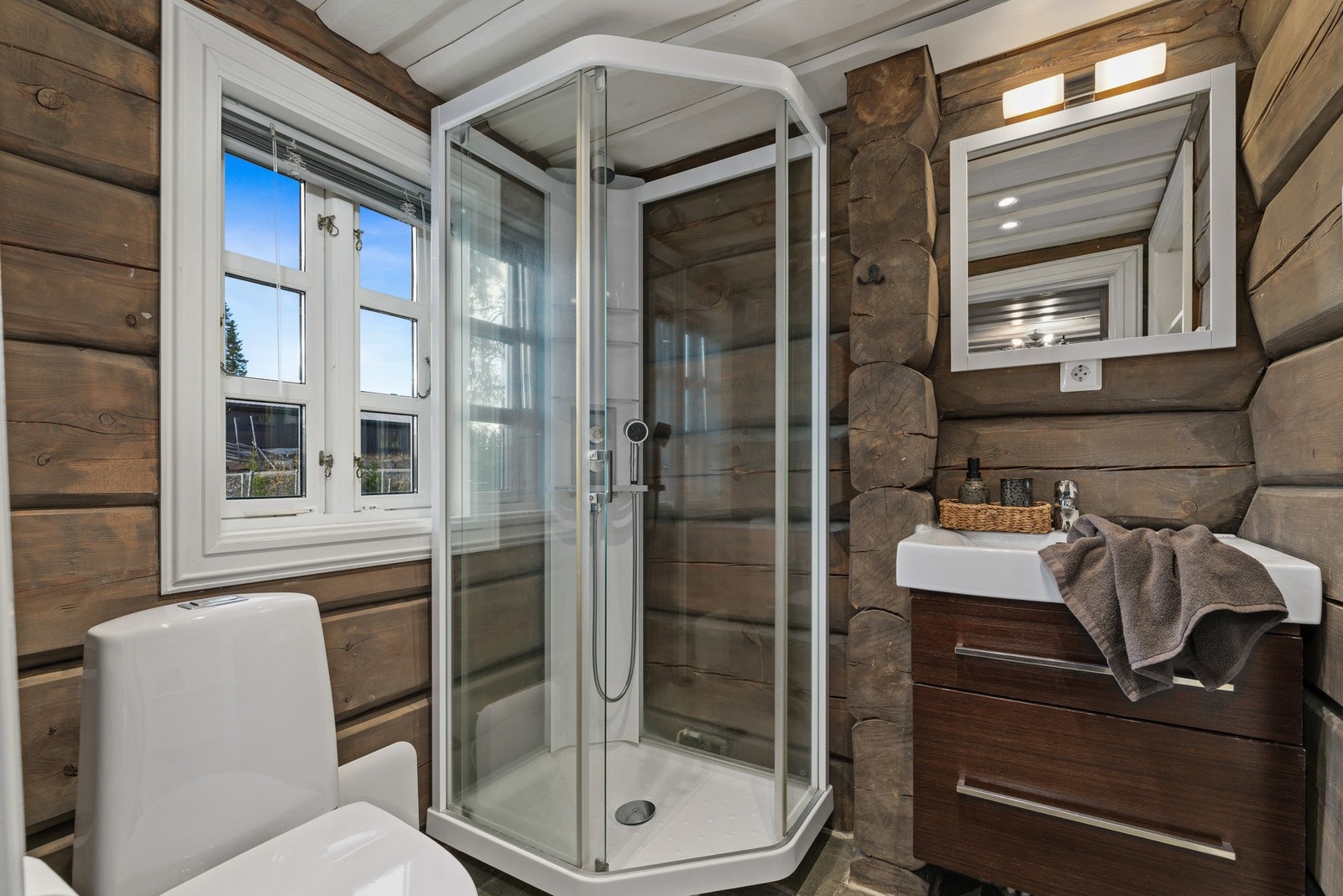 Lekkert bad med inngang fra master bedroom. Galleribilde