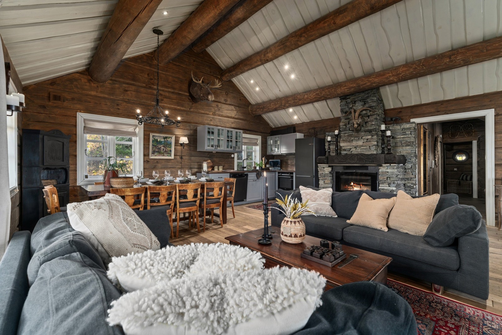 Åpen stue- og kjøkkenløsning med god plass til familie og venner. Galleribilde