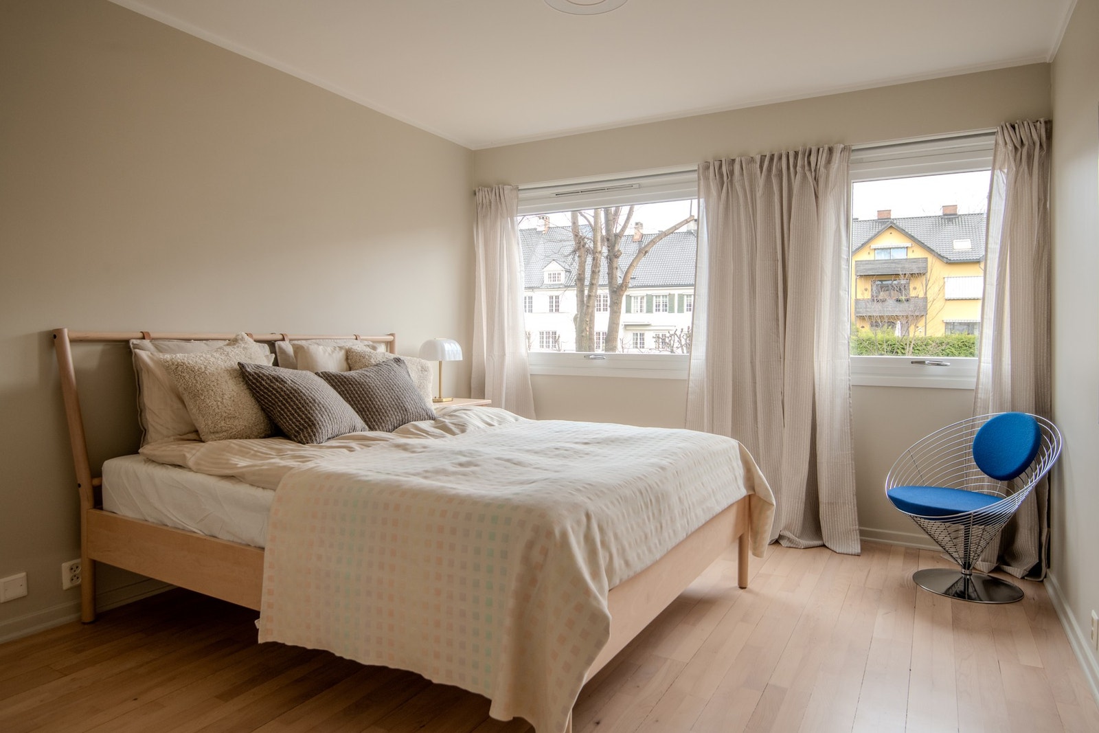 Soverommet fremstår som en romslig og behagelig oppholdsplass med areal på ca. 14m², med god plass til en dobbeltseng og nattbord på hver side. Galleribilde