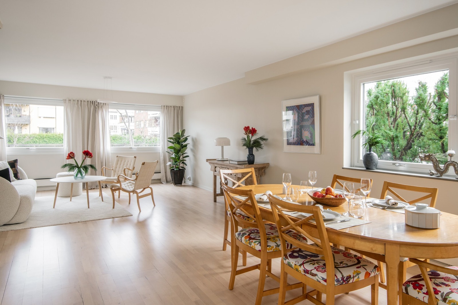 I 2025 ble alle overflater, vinduer og dører malt, samtidig som parkettgulvet i bøk ble slipt og lakkert med hvitpigment. Galleribilde