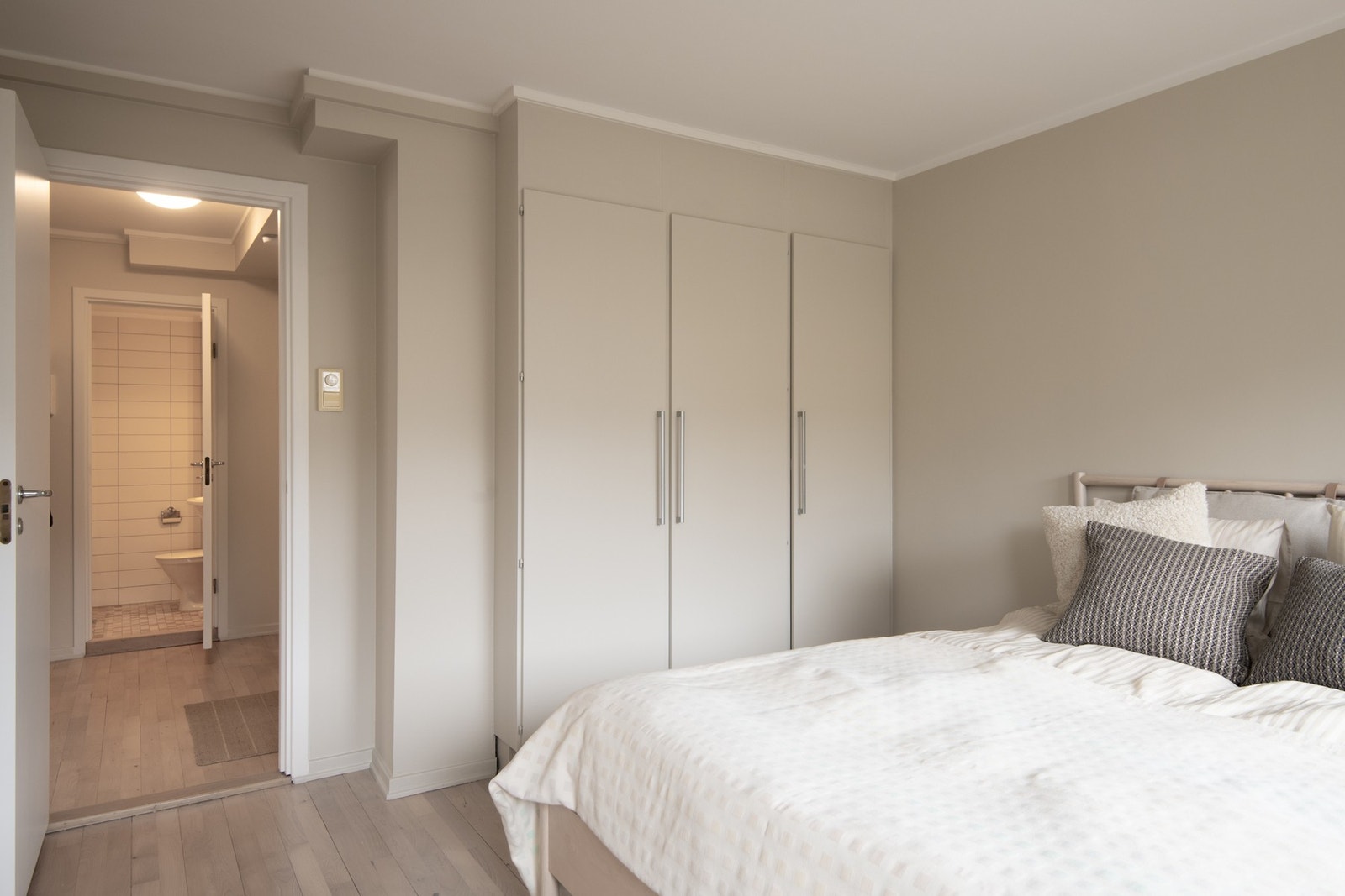 Soverommet er innredet med et praktisk og plassbygd garderobeskap som tilbyr svært god oppbevaringsplass for klær og tekstiler. Galleribilde