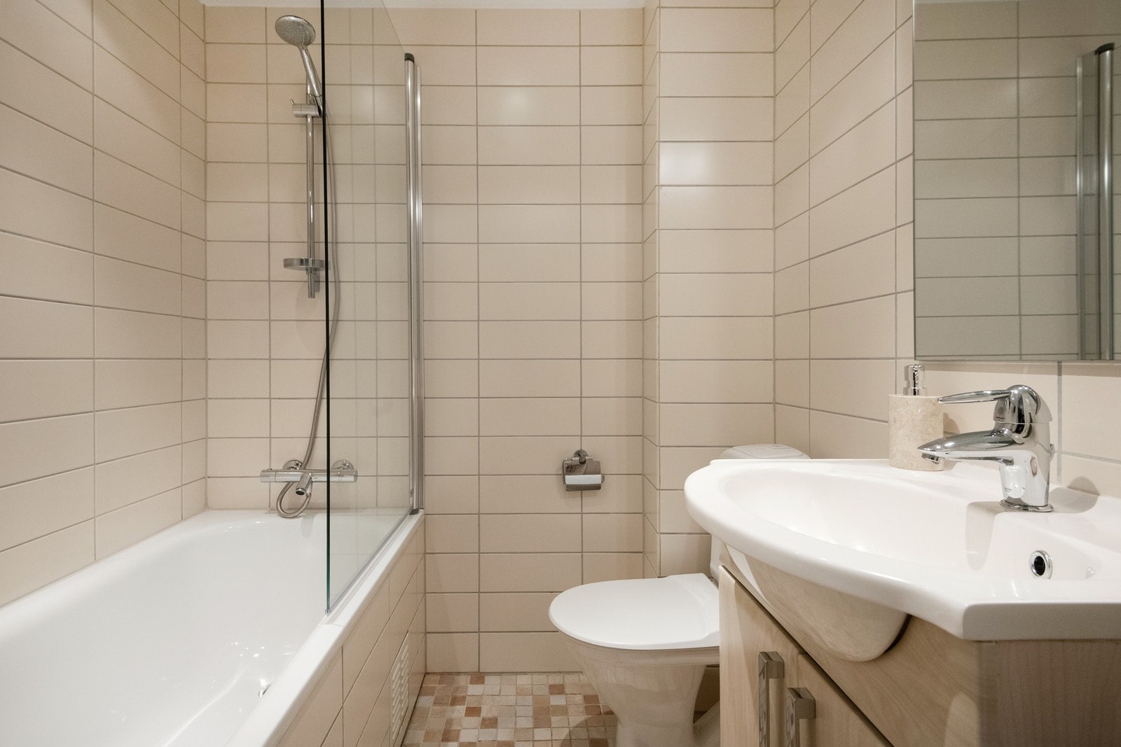 Badet har flislagte overflater med gulvvarme. Galleribilde