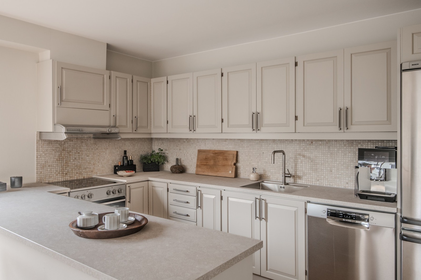 Stilren HTH kjøkkeninnredning som ble delvis fornyet i 2025. Galleribilde