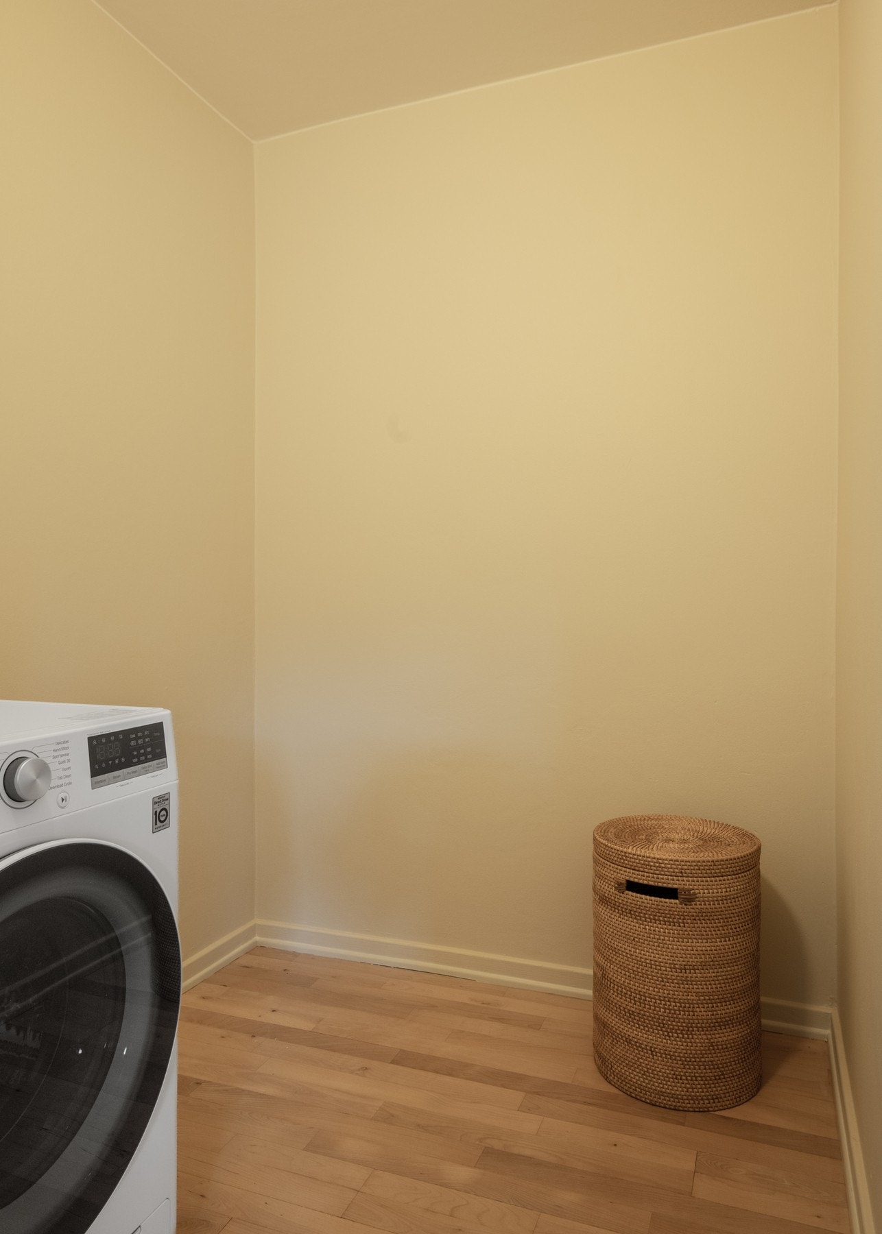 Boligen har opplegg for vaskemaskin i en stor innvendig bod, som både gir en praktisk løsning for vaskeromsfunksjoner og god plass til innvendig lagring. Galleribilde