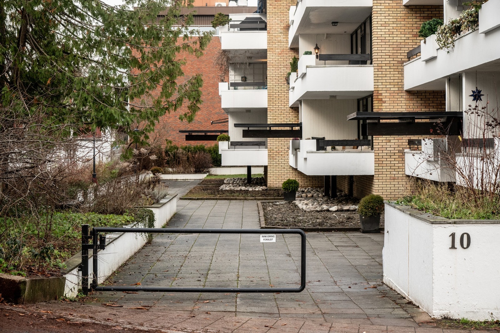 Fra felles inngangsparti leder en halv trappesats deg ned til boligen. Galleribilde