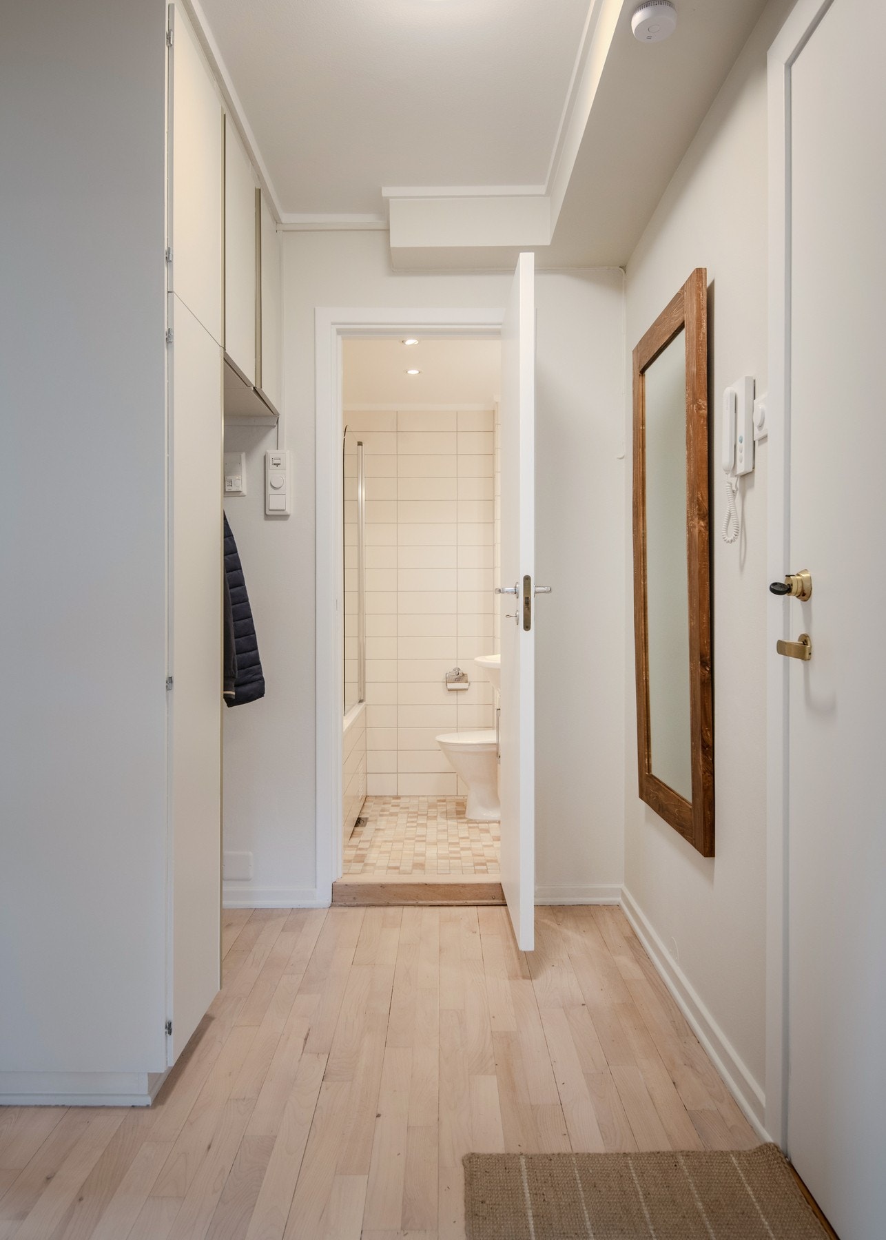 I entréen er det plassbygd skapinnredning som er gjennomtenkt utformet, med et praktisk innhuk for oppheng av jakker samt naturlig plassering for sko. Galleribilde