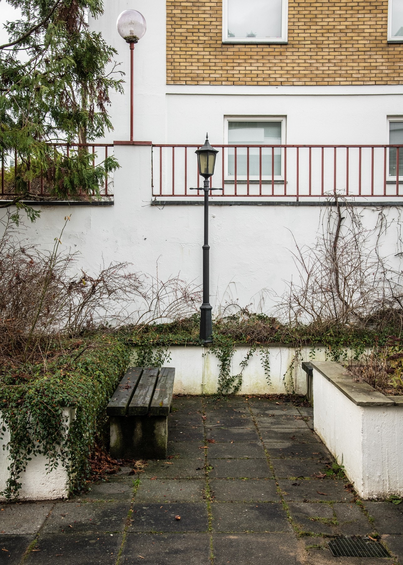 Stort og representativt inngangsparti. Gårdsrom med beplantning og sittemuligheter. Galleribilde