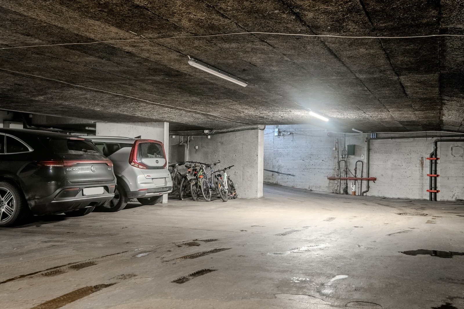 Ved ledighet er det muligheter for leie av garasjeplass. Ellers har sameiet fire gjesteparkeringer. Galleribilde