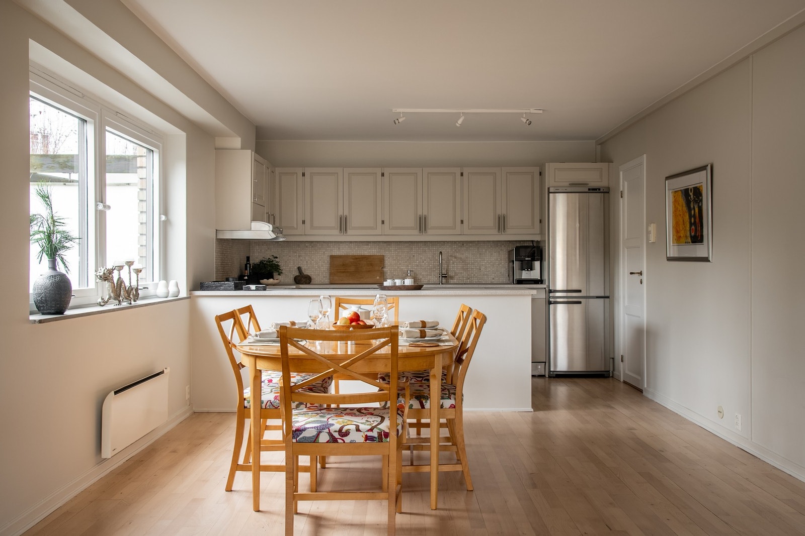 En pen og praktisk barløsning markerer overgangen mellom kjøkken og stue samtidig som det gir god benkplass og skaper en sosial og inviterende atmosfære. Galleribilde