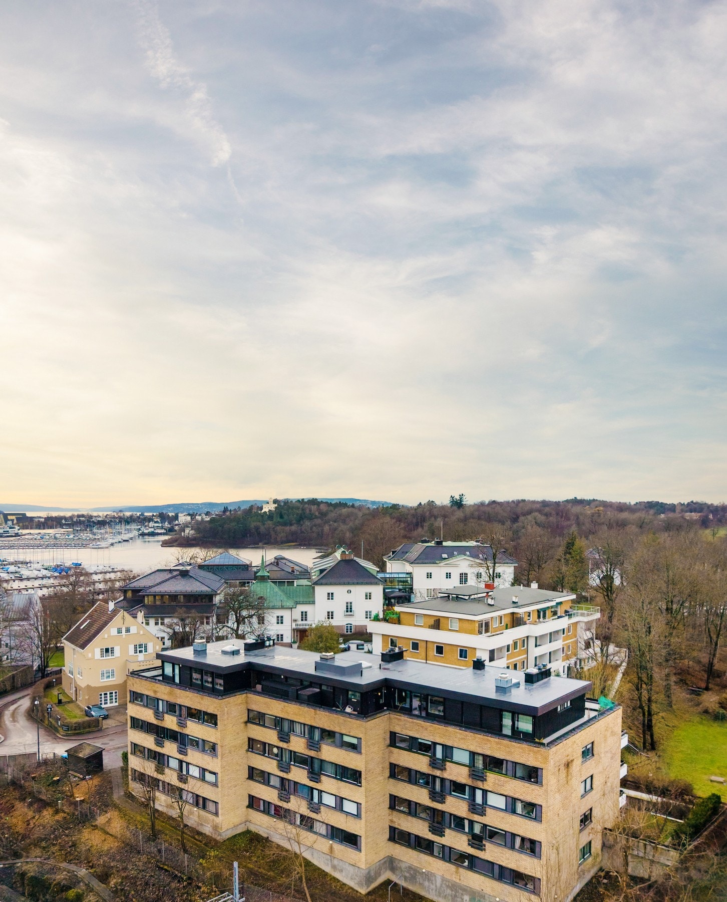 Her bor du i et hyggelig og veldrevet sameie.Skjermet beliggenhet i et ettertraktet nabolag med nærhet til kollektivtransport, butikker og servicetilbud på Frogner og Skøyen. Galleribilde