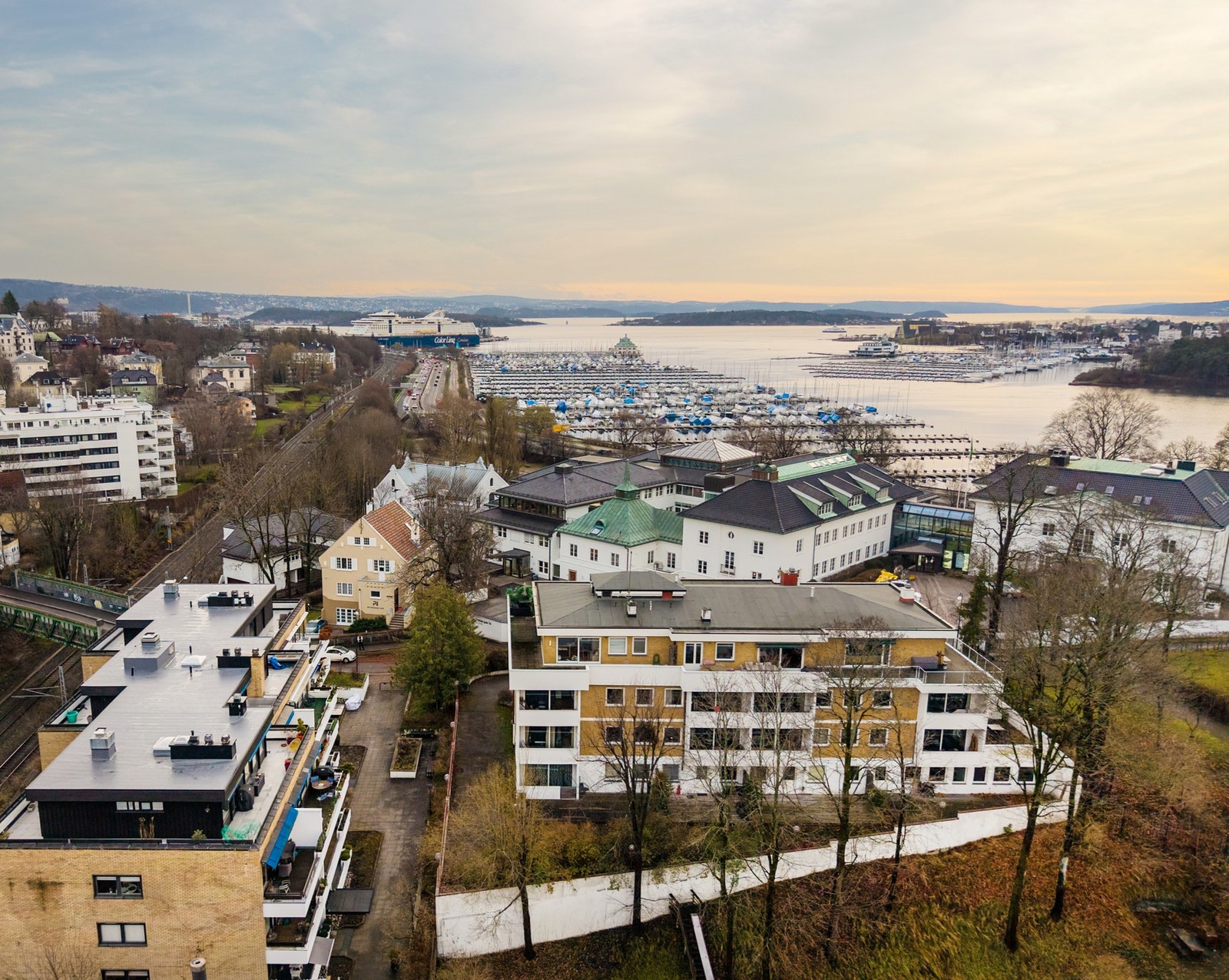 Bare få minutters gange fra boligen finner du den idylliske parken Frøyas Have - et grønt pustehull med lekeplass, benker og vakker beplantning. Herfra leder gangveier videre til Skarpsnoparken og Frognerkilen. Galleribilde