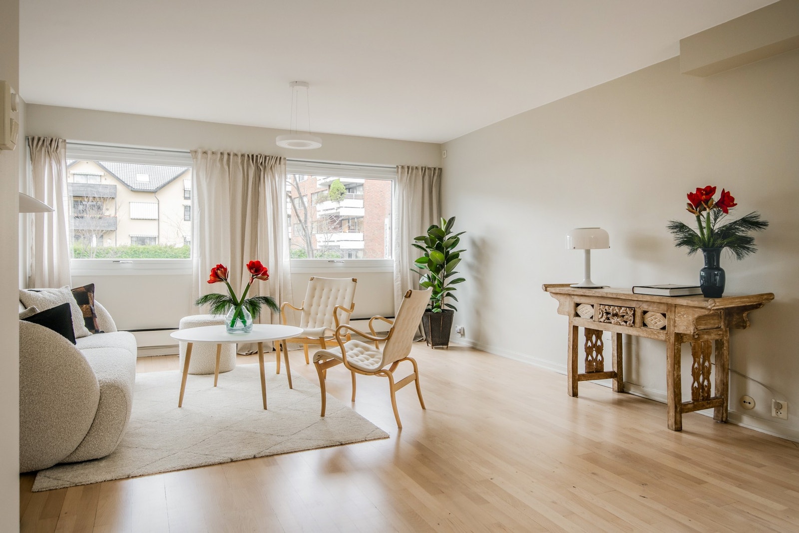 Boligen kombinerer funksjonelle løsninger med en lys og behagelig atmosfære. Galleribilde