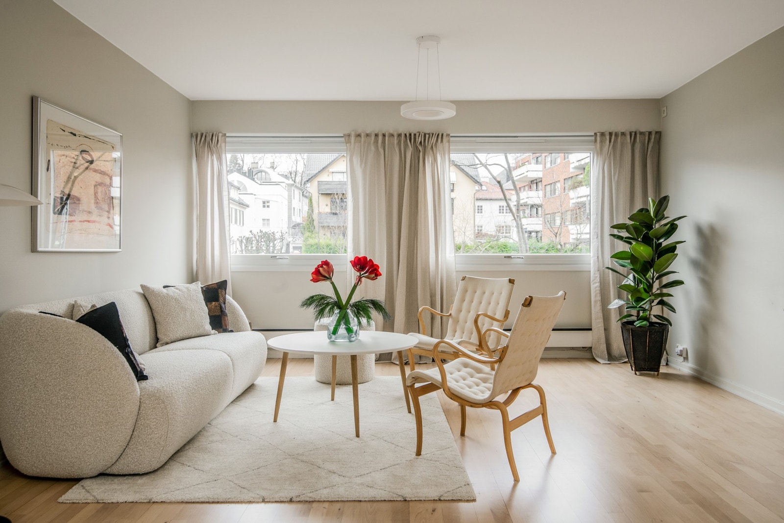 Leiligheten ligger med god intern beliggenhet i 1. etasje med fint grønt utsyn og begrenset innsyn. Galleribilde