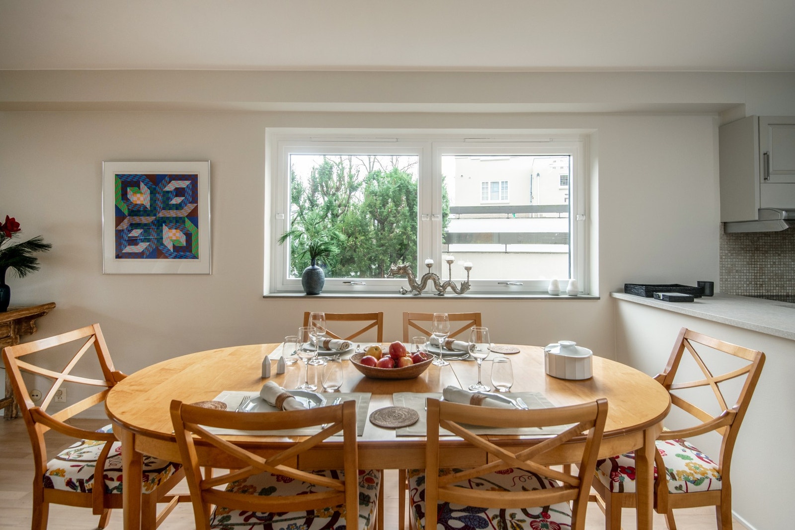 Her er det plass til et langstrakt spisebord for større selskaper. Galleribilde