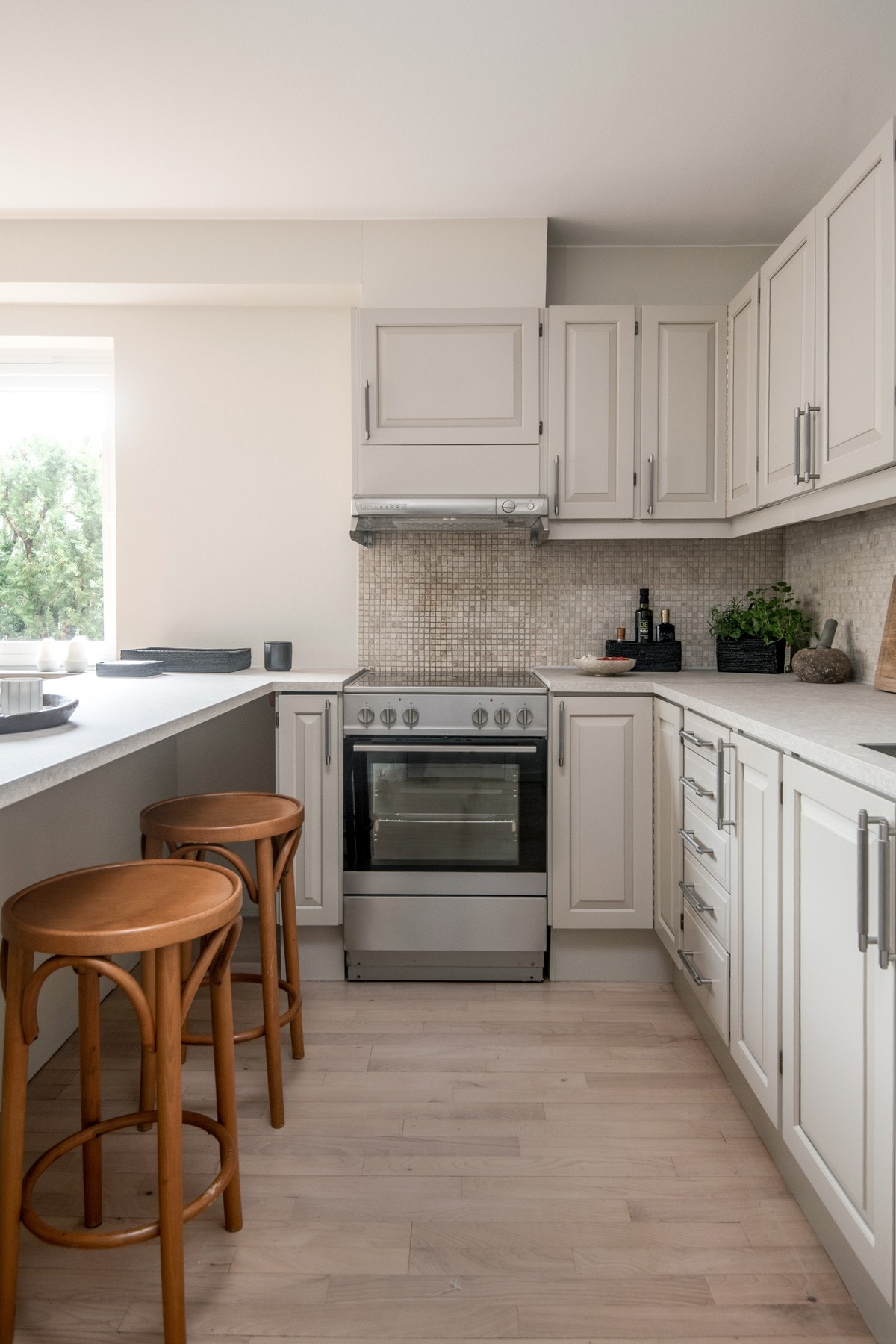 Innredningen ble overflatebehandlet, ny laminert benkeplate ble montert med underlimt vask og nytt armatur. Galleribilde