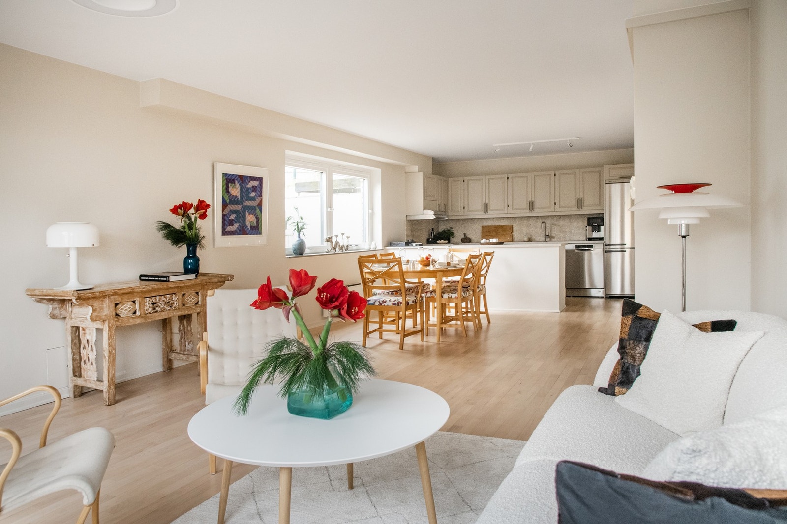 Den åpne planløsningen mellom stue og kjøkken gir godt rom for sonedelt møblering. Galleribilde