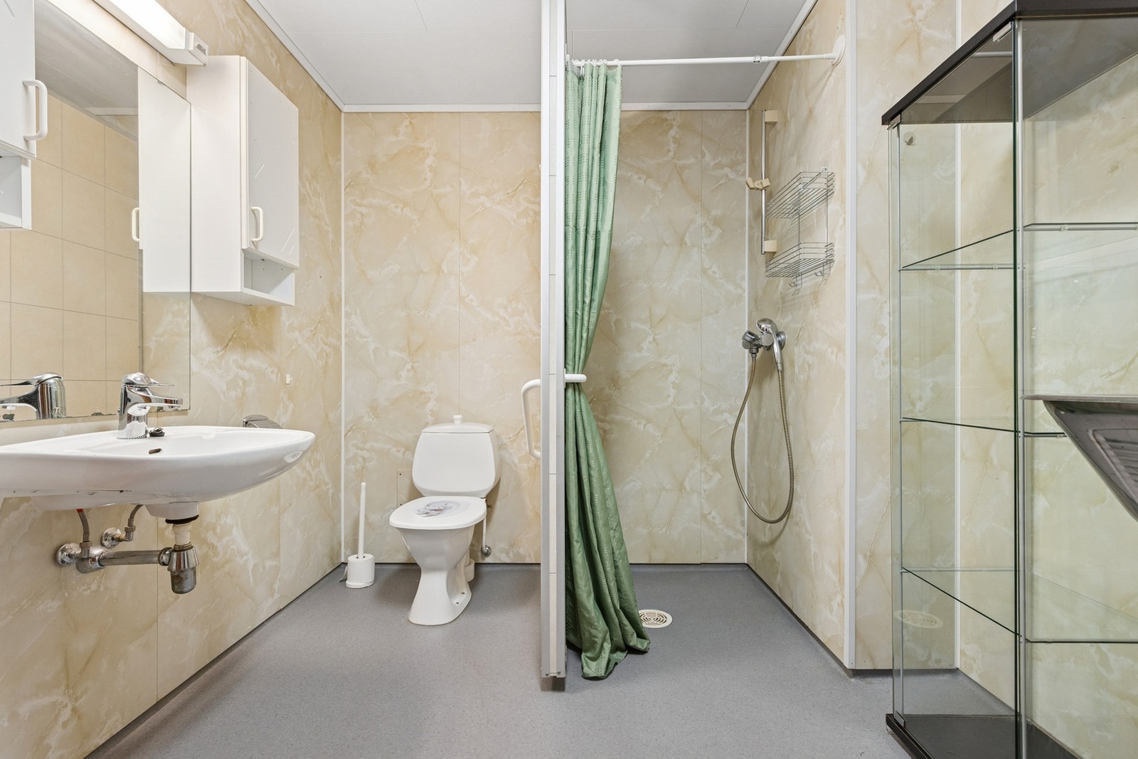 Baderomsplater på vegg og venylbelegg på gulv. Galleribilde