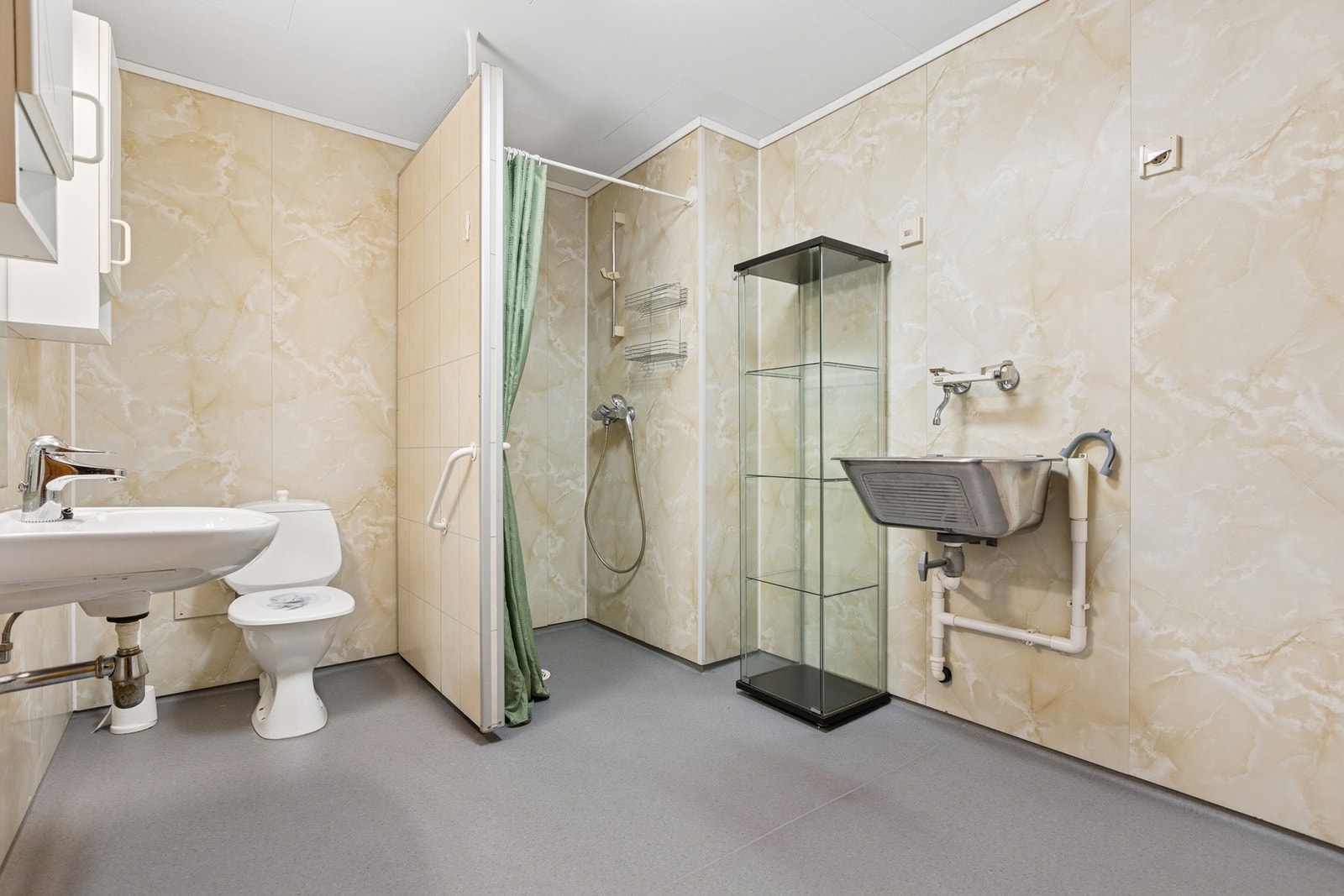 Stort og romslig baderom. Galleribilde