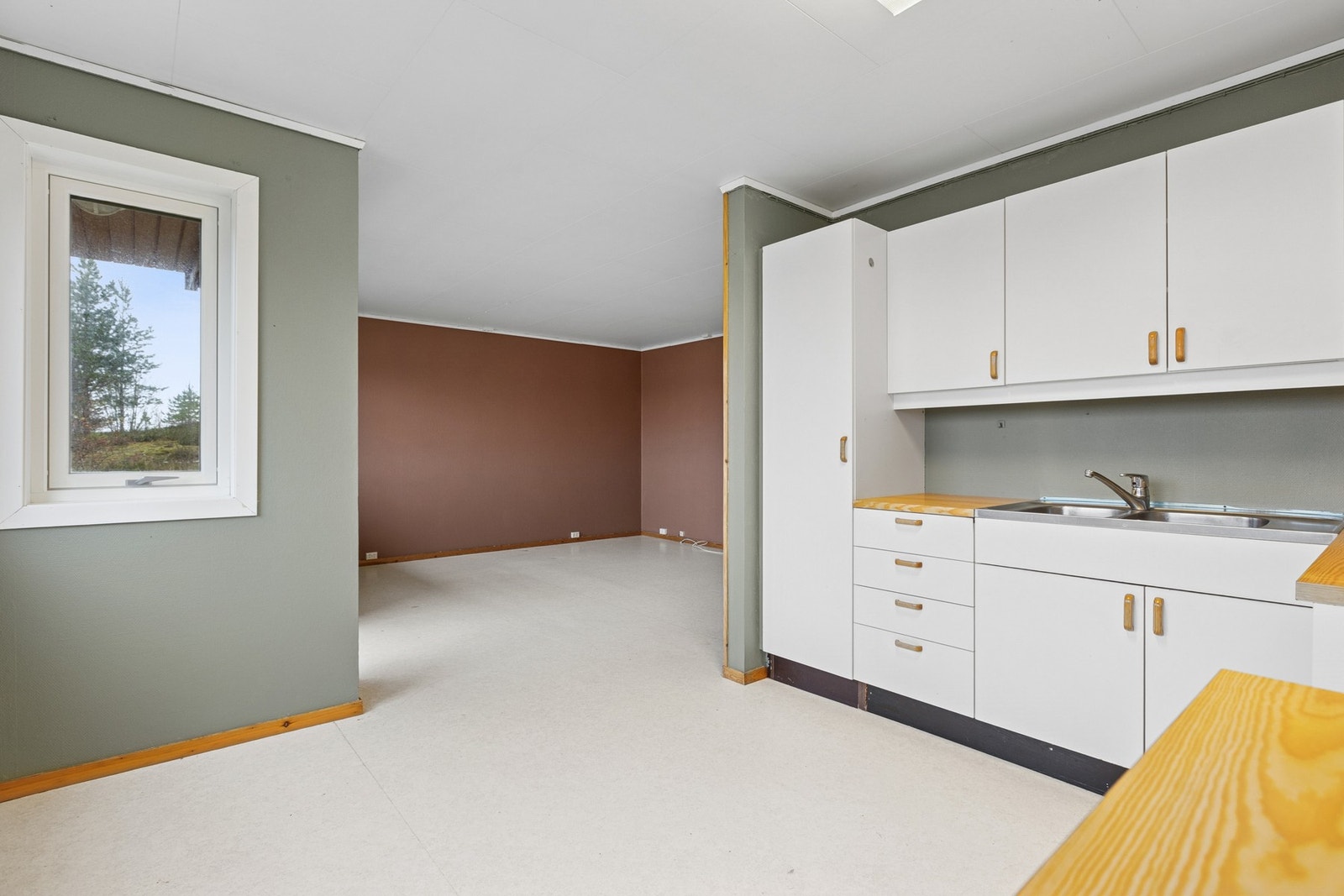 Boligen har en delvis åpen stue-kjøkken løsning. Galleribilde