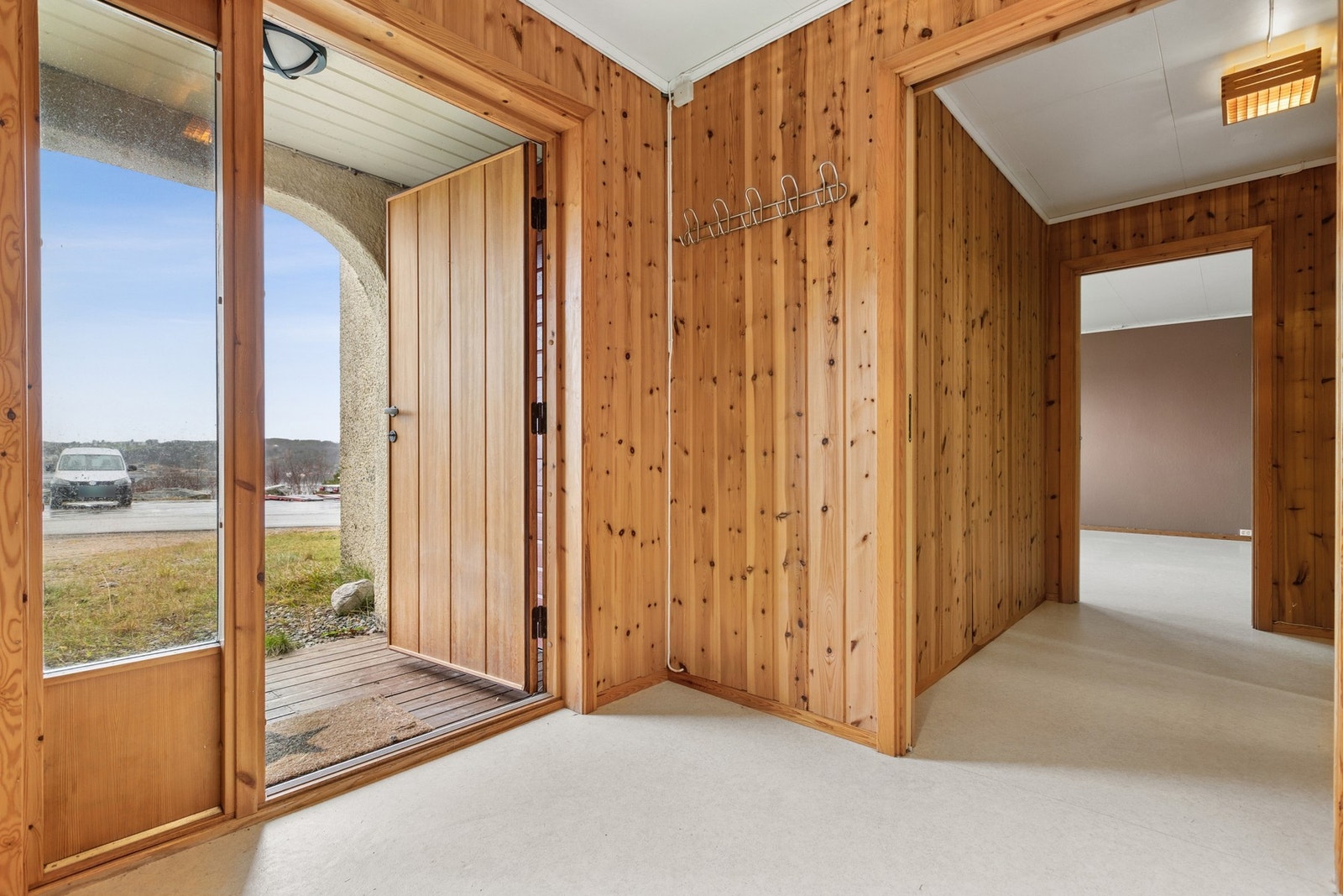 Romslig gang med god plass til oppbevaring. Galleribilde