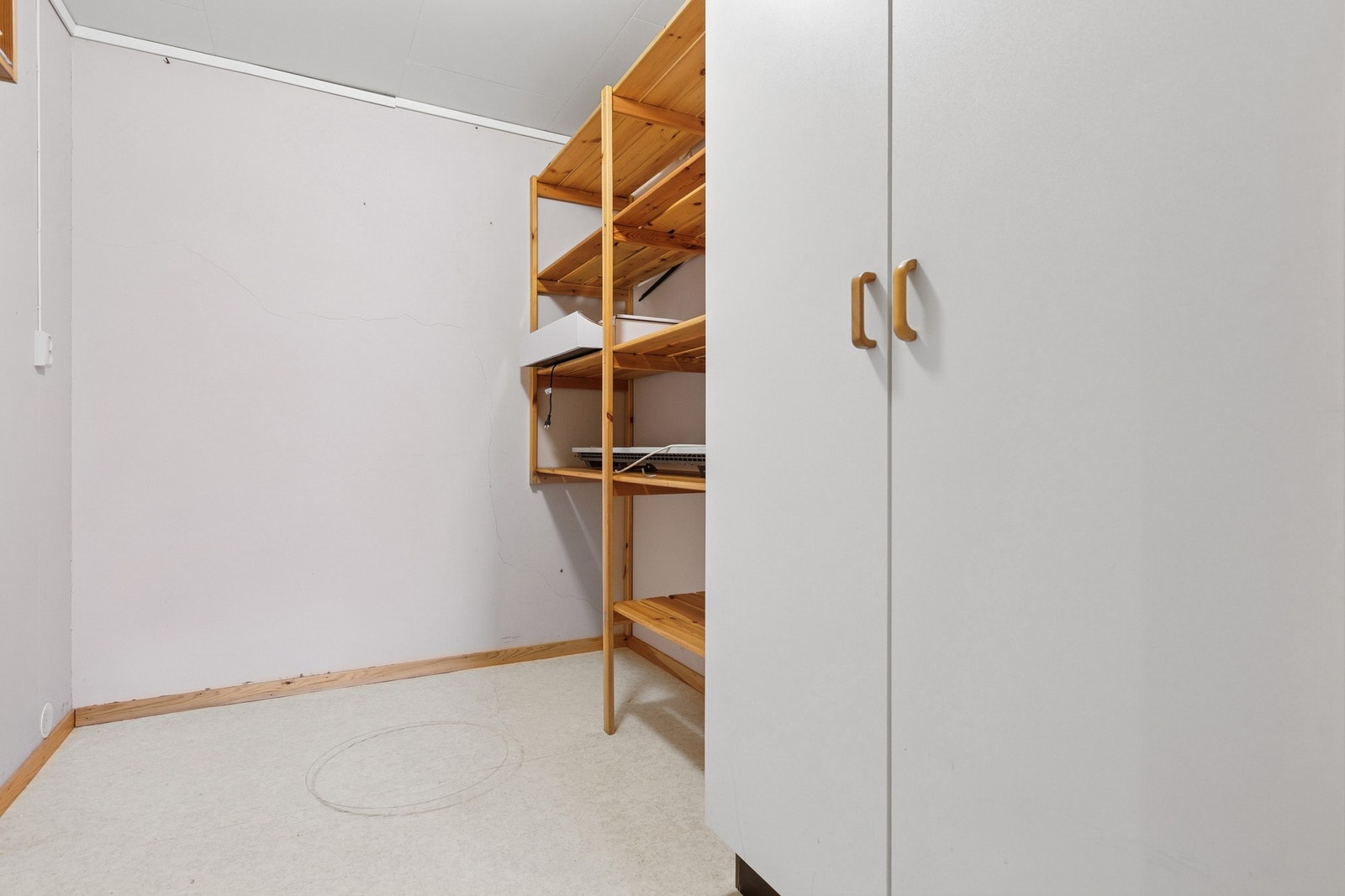 Romslig bod som gir gode oppbevaringsmuligheter. Galleribilde