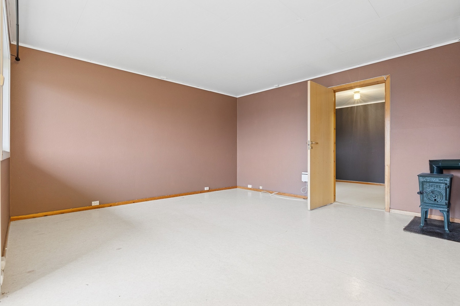 Leiligheten har vedovn. Galleribilde