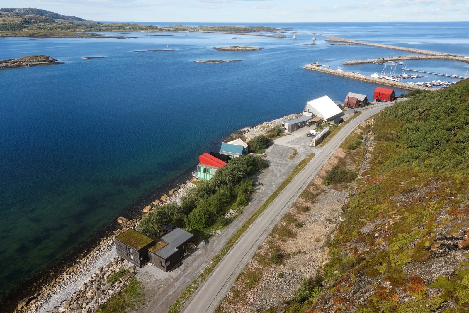 Stokkøya er kjent for sitt vakre kystlandskap, hyggelige lokalmiljø og populære destinasjoner som Strandbaren. Galleribilde