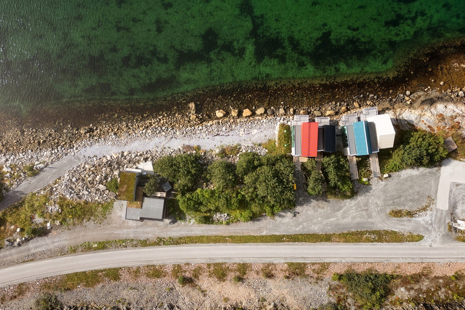 Her er tomten sett ovenfra. Området rundt tomten byr på gode rekreasjonsmuligheter med strand, båtliv, fiske og natur. Galleribilde