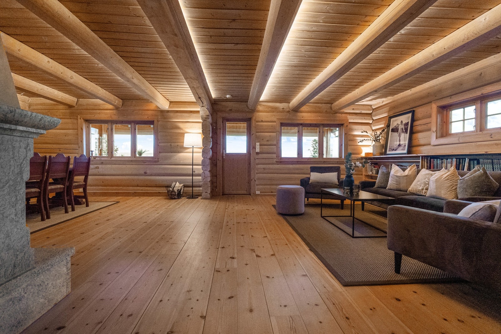 Romslig stue med klassisk tømmerkonstruksjon. Galleribilde