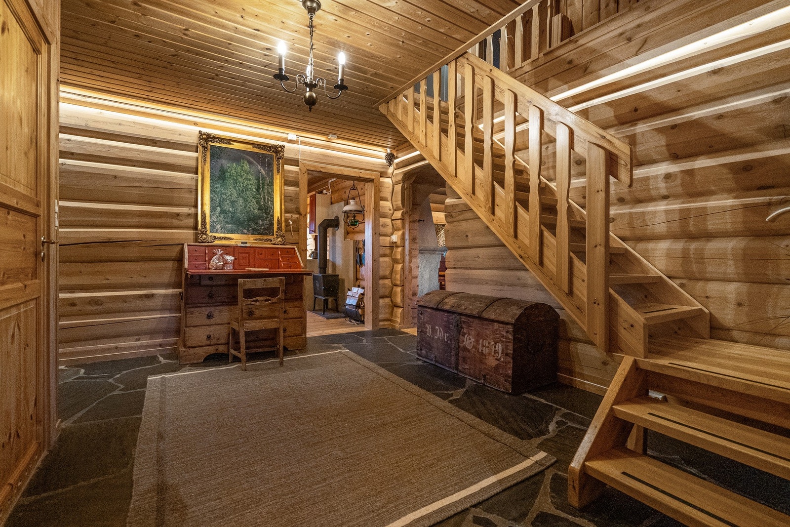 Innbydende hall med skifergulv. Galleribilde