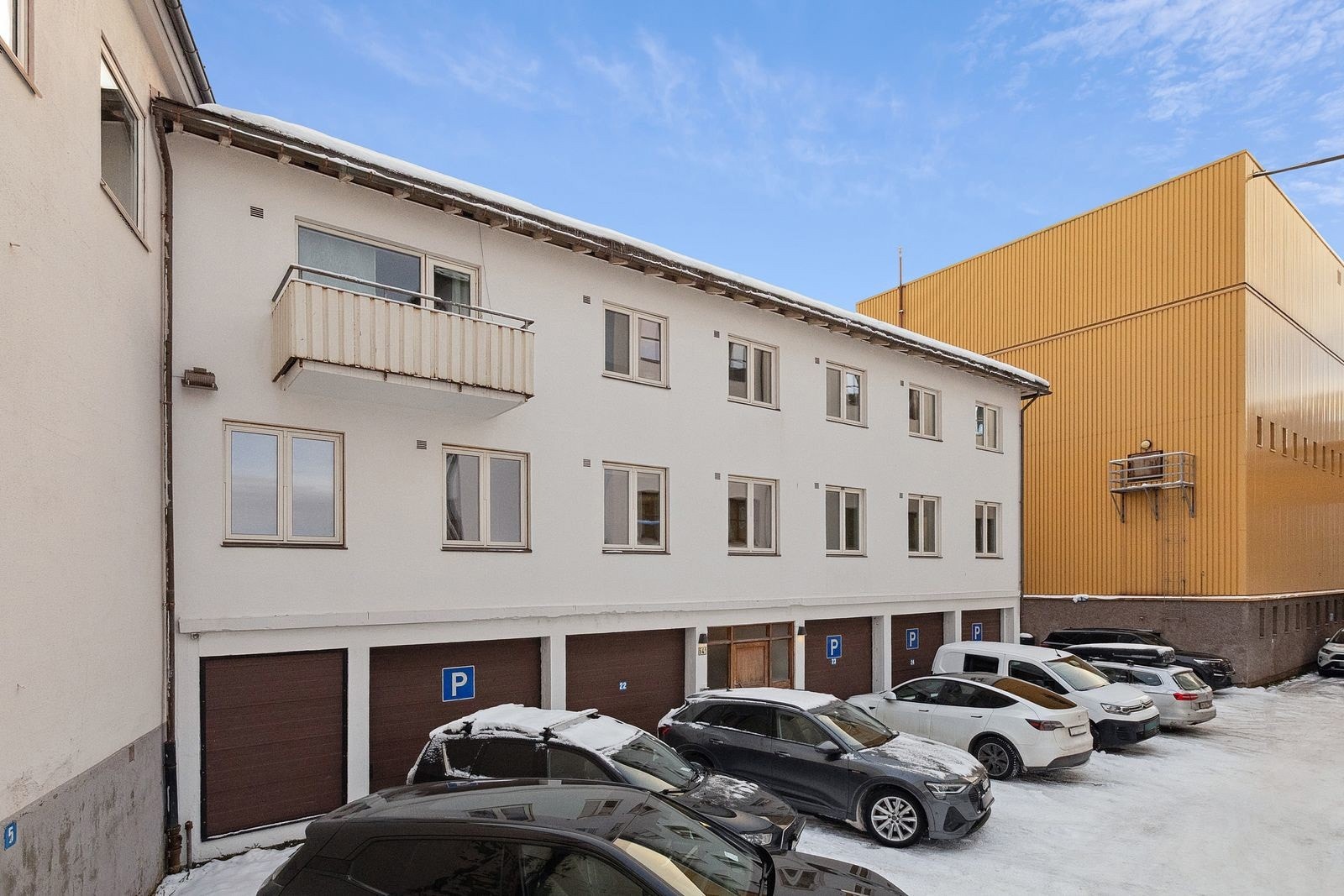 Gangavstand til bl.a. søndagsåpen dagligdagsvarebutikk, treningssenter, Amfi og UiT.