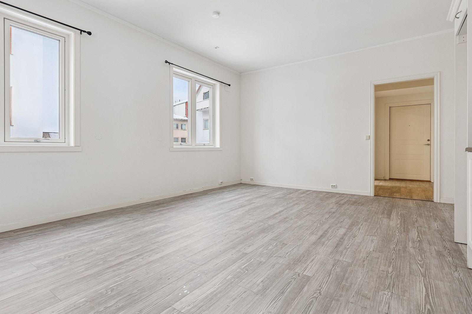 Åpen stue/kjøkkenløsning som gir leiligheten et romslig uttrykk.