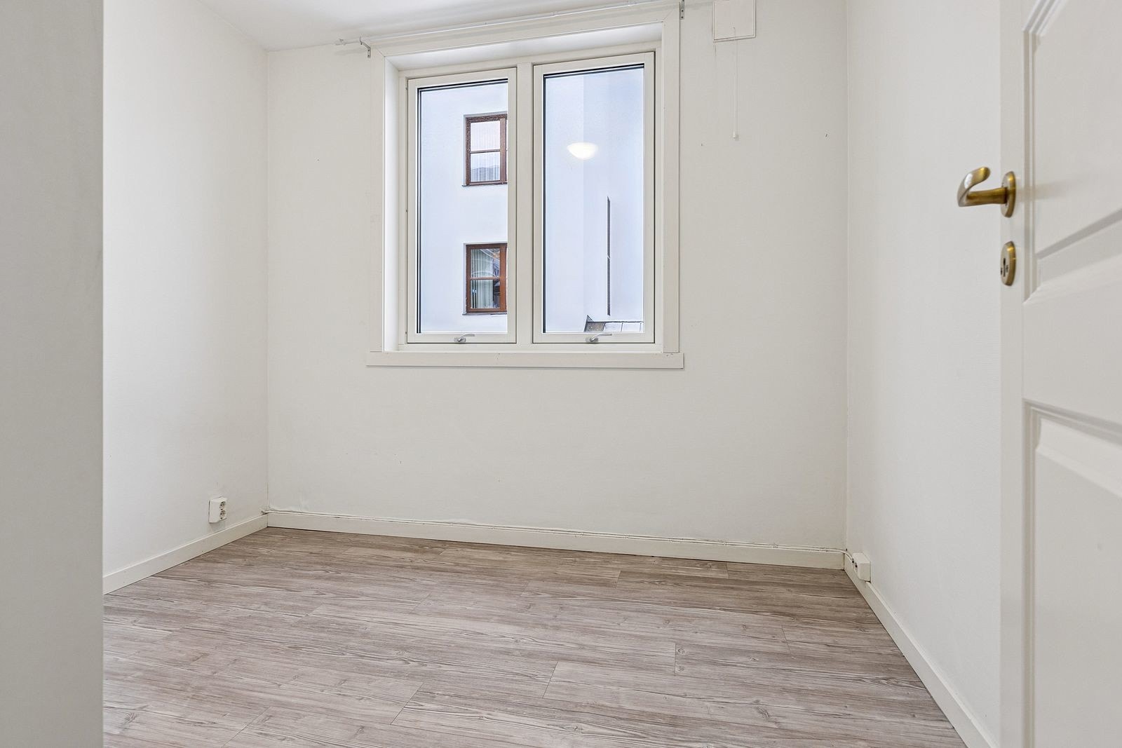 Soverom 2 - også innredet med klesskap.