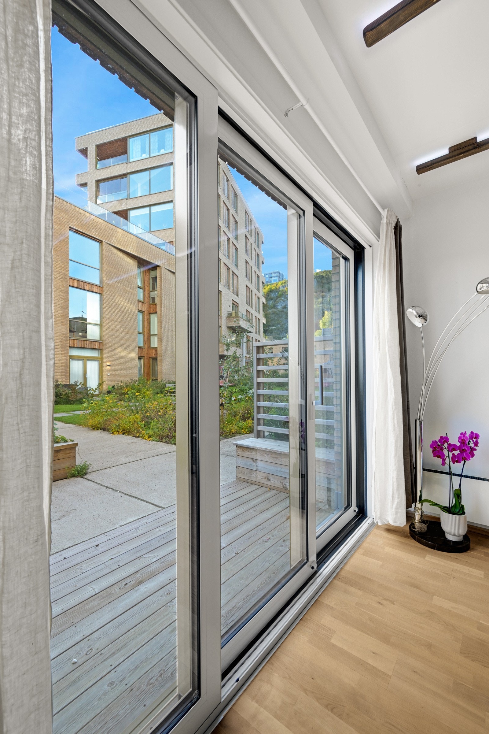 Fra stuen er det utgang til en sjarmerende uteplass med dirkete adgang til fellesområdet Galleribilde