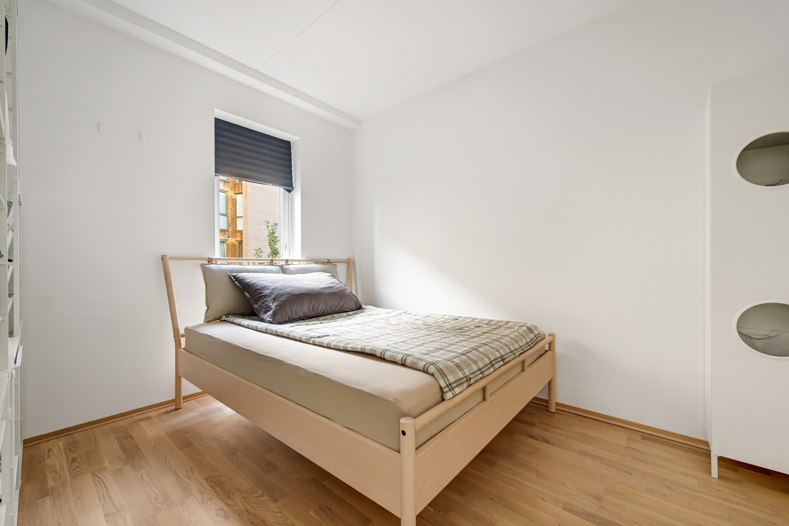 Fra stuen og kjøkkenet er det inngang til det innbydende soverommet Galleribilde