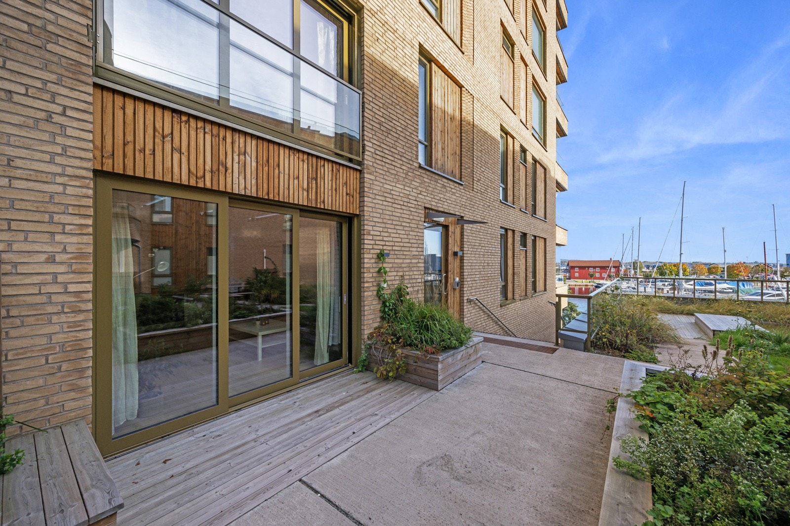 Terrassen er et koselig sted å nyte en kopp kaffe alene eller med selskap Galleribilde