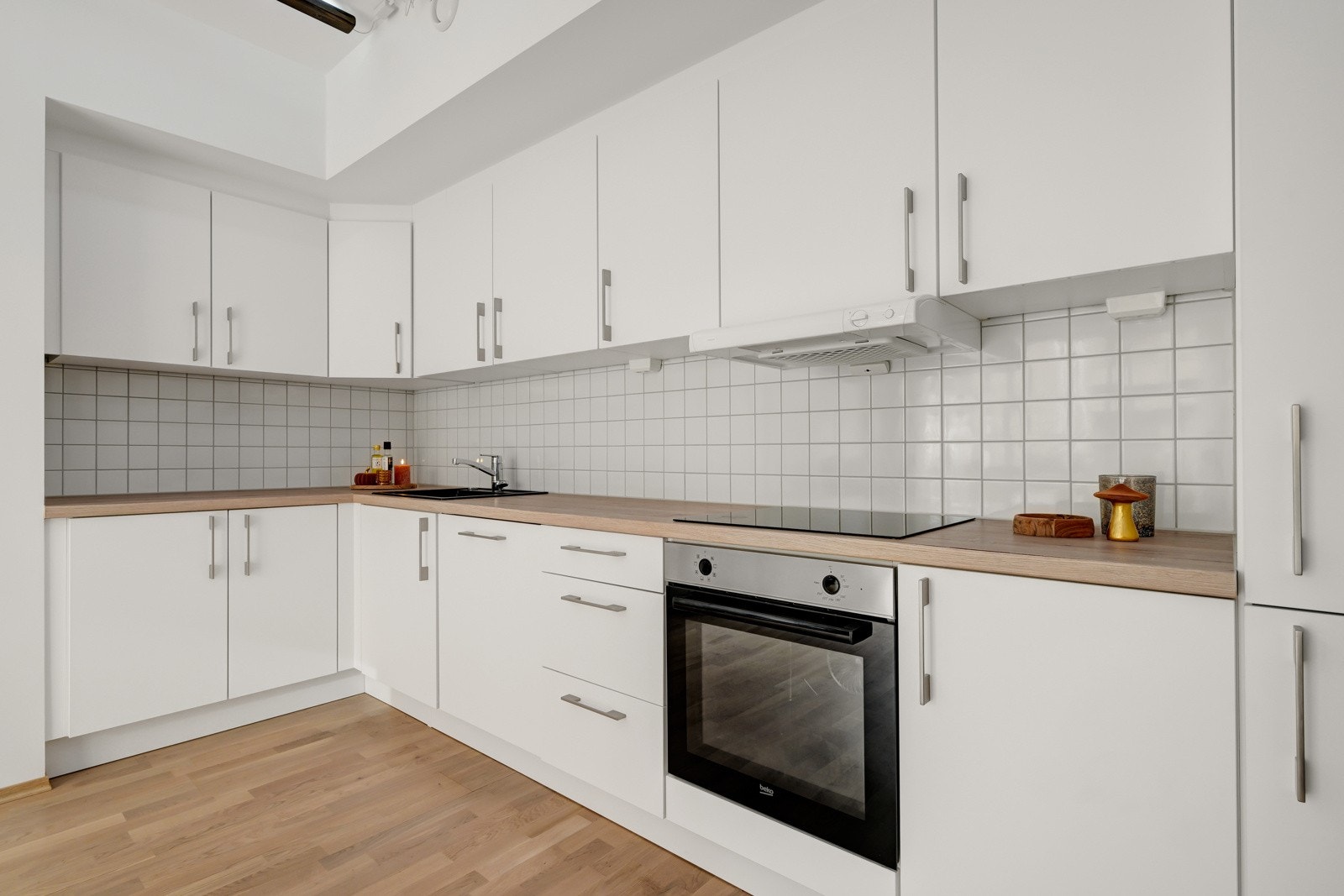 Stuen og kjøkkenet ligger i en praktisk åpen løsning. Lyst og fint kjøkken med god benkeplass til den matglade Galleribilde