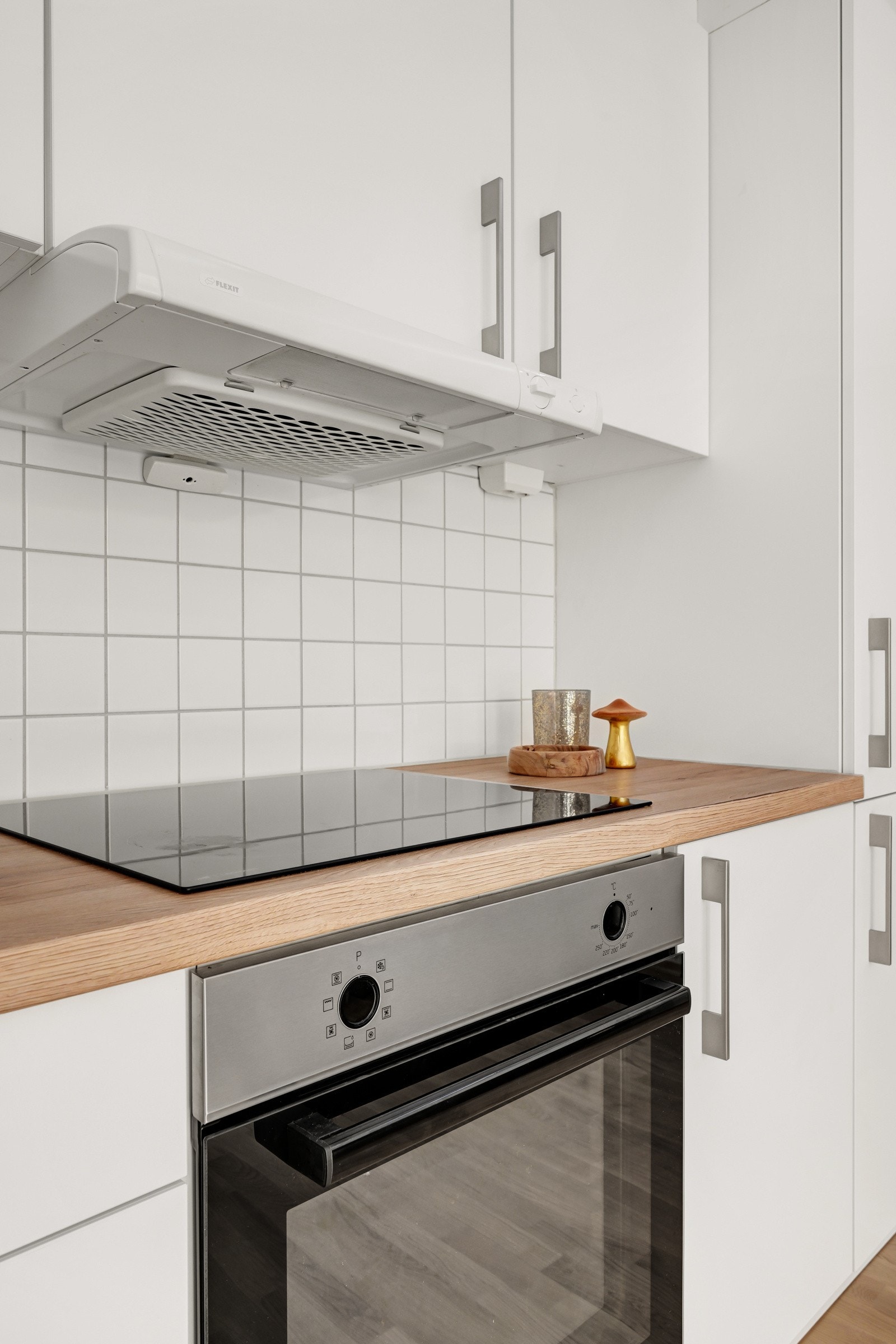 Integrerte hvitevarer på kjøkkenet Galleribilde