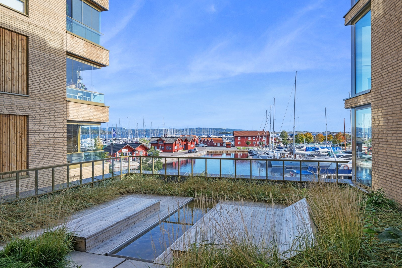 Et pent og opparbeidet fellesområdet med direkte tilgang fra stuen Galleribilde