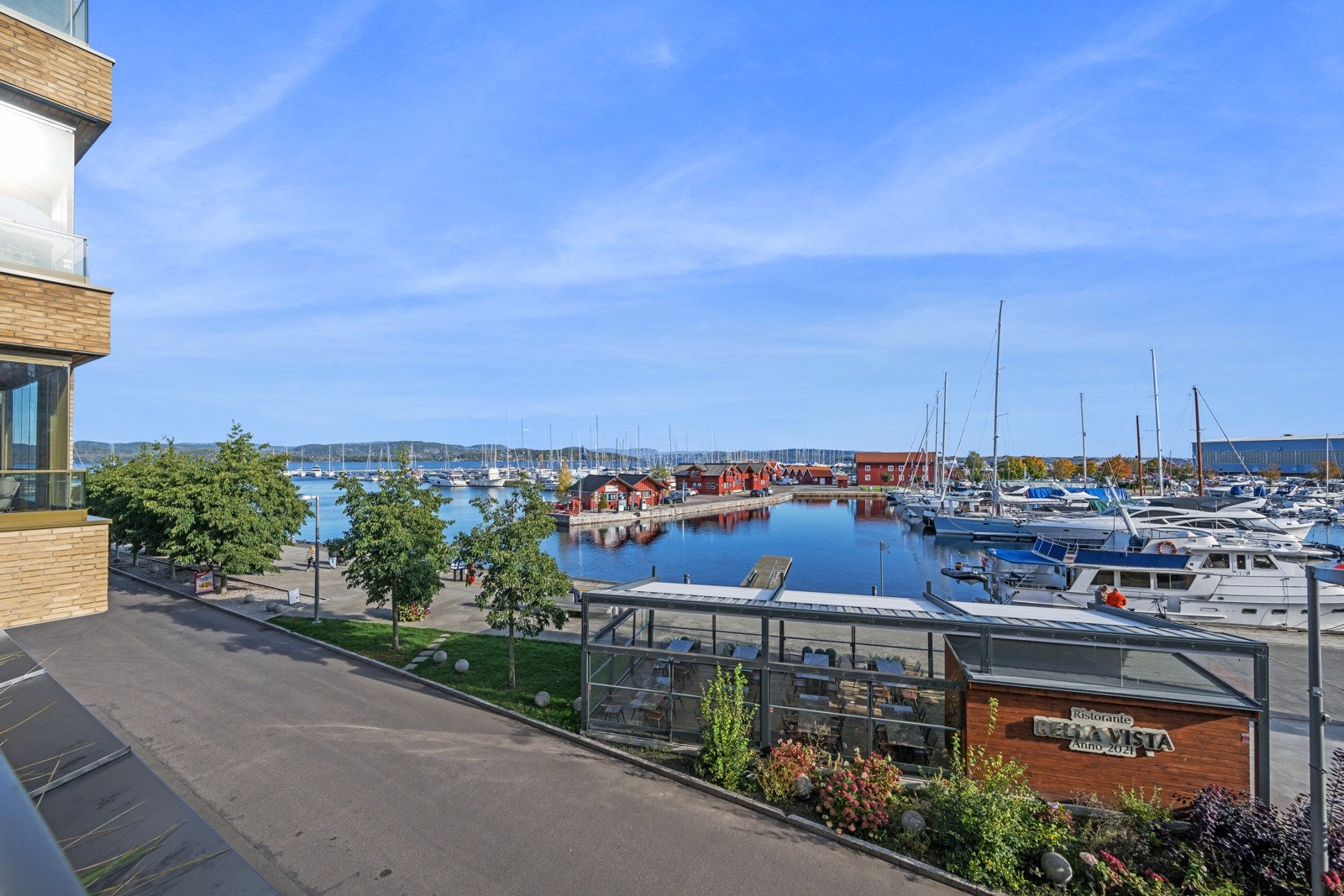 Her kan man spasere ned til havna og kjenne på sommeridyllen Galleribilde