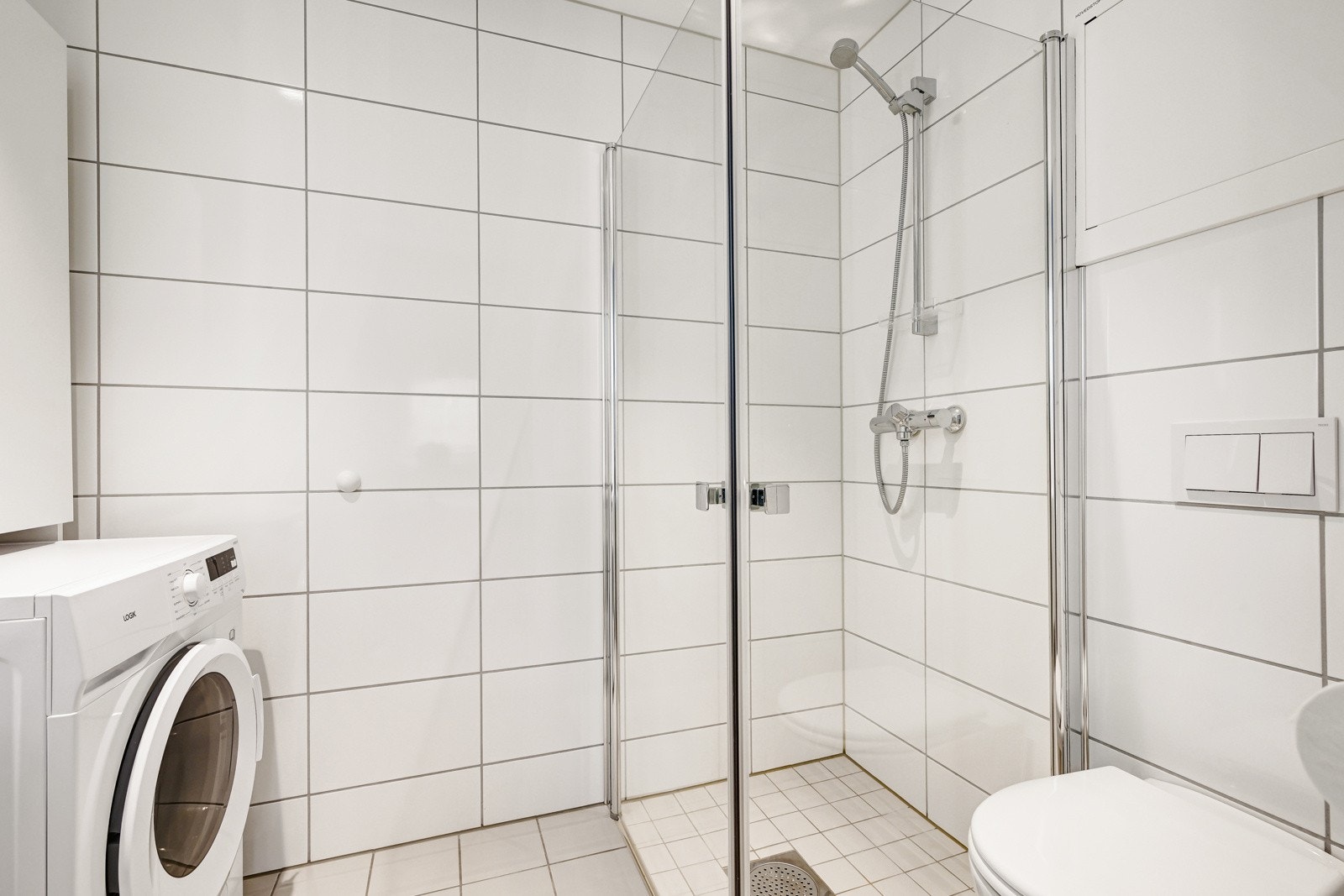 Praktiske glassdører i dusjen. Perfekte stedet å starte dagen på Galleribilde